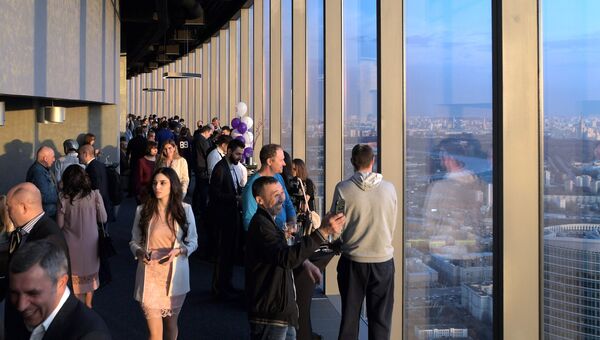 Посетители на самой высокой смотровой площадке в Европе, которая находится на 89 этаже Башни Федерация-Восток делового комплекса Москва-Сити
