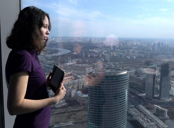 Посетительница на самой высокой смотровой площадке в Европе, которая находится на 89 этаже Башни Федерация-Восток делового комплекса Москва-Сити