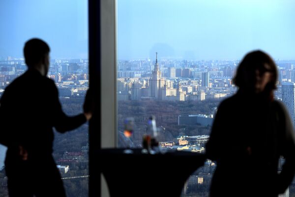 Посетители на самой высокой смотровой площадке в Европе, которая находится на 89 этаже Башни Федерация-Восток делового комплекса Москва-Сити