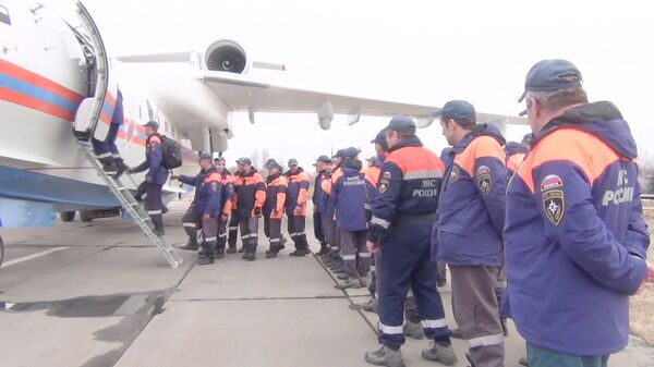 Спасатели МЧС России во время погрузки на самолет Бе-200ЧС, отправляемый для оказания помощи в борьбе с природными пожарами в Амурскую область. 19 апреля 2018