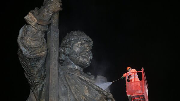Работники коммунальных служб моют памятник князю Владимиру на Боровицкой площади в Москве