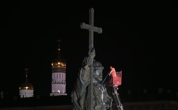 Работники коммунальных служб моют памятник князю Владимиру на Боровицкой площади в Москве