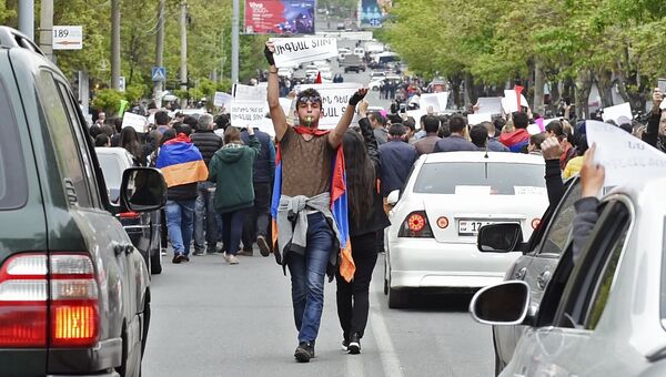 Участник акции протеста против избрания премьер-министром Армении бывшего президента Сержа Саргсяна в Ереване. 20 апреля 2018