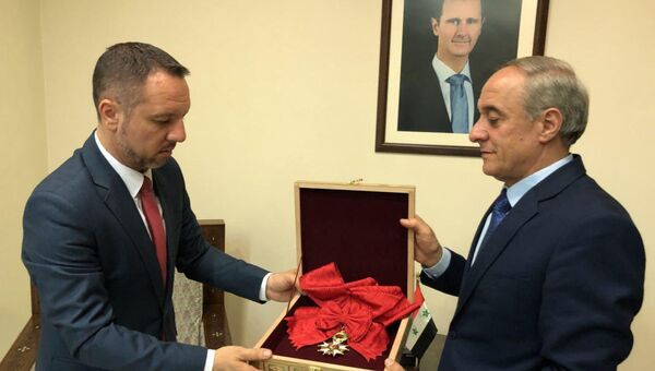 Официальный представитель САР передает Франции орден Почетного легиона Башара Асада через посольство Румынии