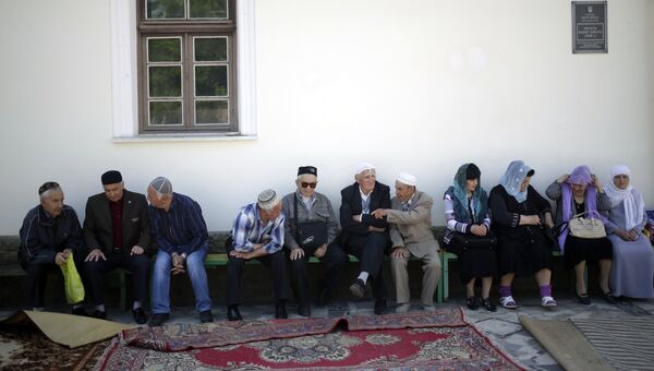Местные жители у мечети Кебир-джами в Симферополе