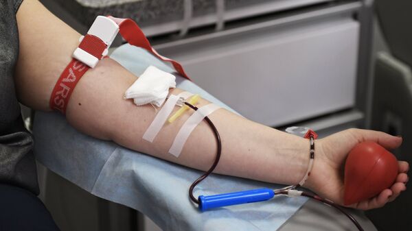 Сдача крови в мобильной стации переливания крови в Москве. Архивное фото