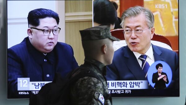 Портреты лидера КНДР Ким Чен Ына и президента Южной Кореи Мун Чжэ Ина на экране телевизора в Сеуле, Южная Корея