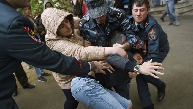 Сотрудники правоохранительных органов задерживают участника акции протеста в Ереване, армения. 20 апреля 2018