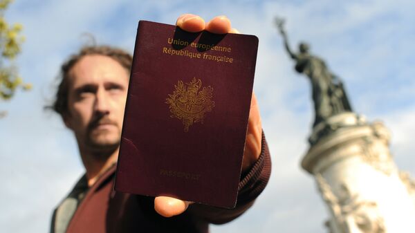 Мужчина с паспортом Франции на фоне статуи Республики в Париже