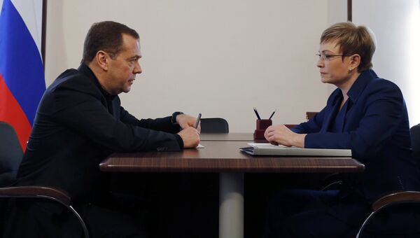 Председатель правительства РФ Дмитрий Медведев и  губернатор Мурманской области Марина Ковтун во время встречи. 20 апреля 2018