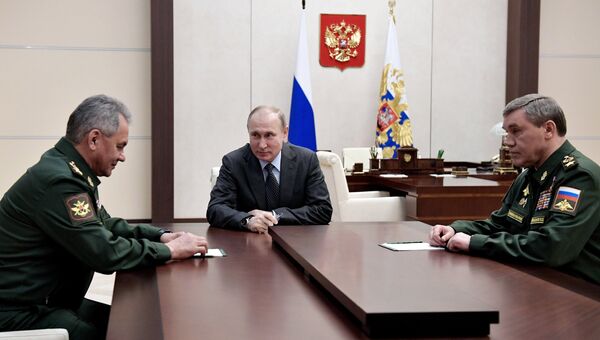 Президент РФ Владимир Путин во время встречи с министром обороны РФ Сергеем Шойгу и начальником Генштаба Валерием Герасимовым. 20 апреля 2018