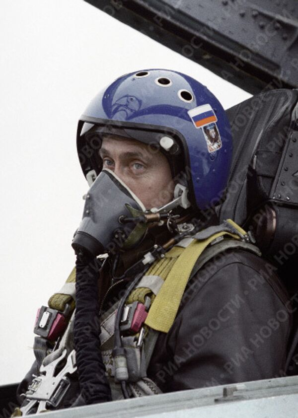 Владимир Путин в кабине истребителя СУ-27