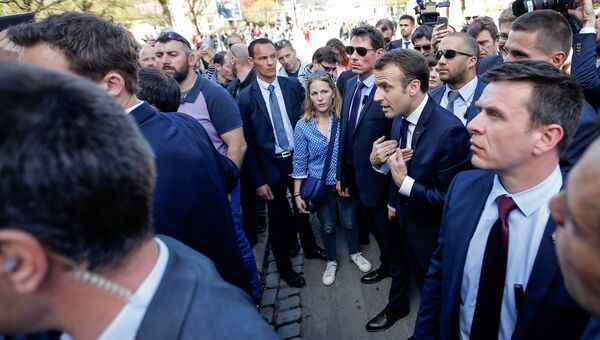 Президент Франции Эммануэль Макрон во время встречи с местными жителями в коммуне Сен-Дье-де-Вож. 17 апреля 2018
