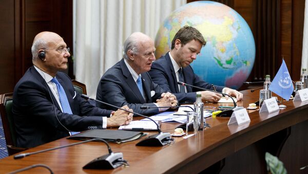Специальный посланник генерального секретаря ООН по Сирии Стаффан де Мистура во время встречи с министром обороны РФ Сергеем Шойгу. 20 апреля 2018