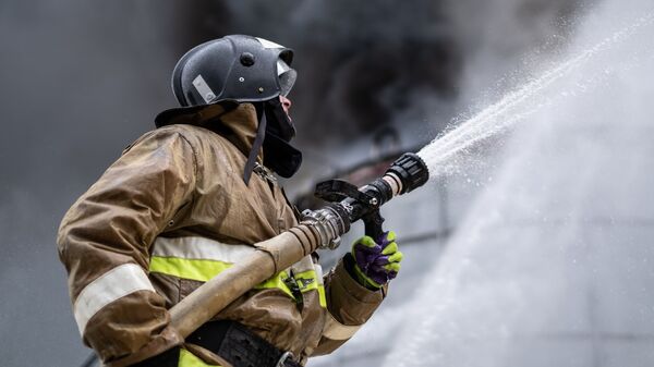 Сотрудник МЧС РФ во время тушения пожара