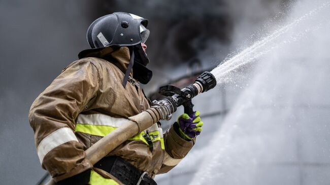 Сотрудник МЧС РФ во время тушения пожара. Архивное фото