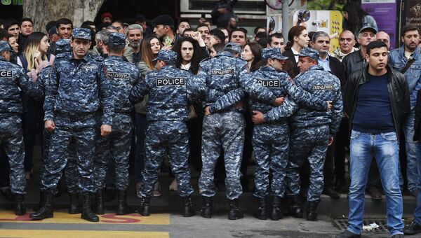 Сотрудники правоохранительных органов на улице Еревана