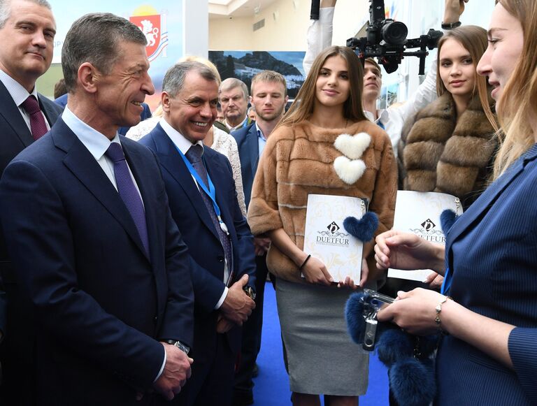 Перед официальной частью форума - 17-18 апреля, традиционно прошли молодежные дни. Прошедшие в это время литературные встречи и лекции можно было посмотреть онлайн с помощью мобильного приложения.