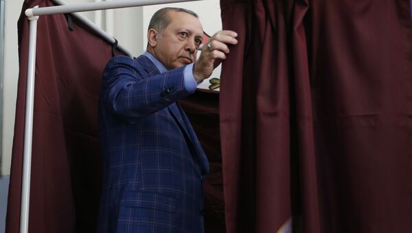 Президент Турции Реджеп Тайип Эрдоган на одном из избирательных участков Стамбула. Архивное фото