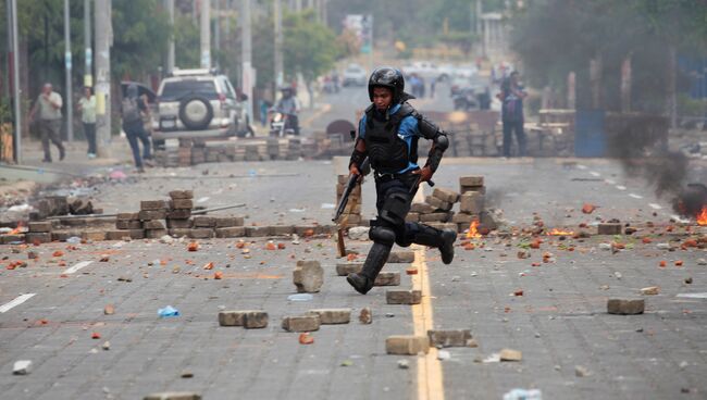Сотрудник правоохранительных органов Никарагуа во время столкновений с протестующими в Манагуа, Никарагуа. 20 апреля 2018