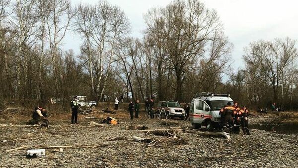 Специалисты МЧС на месте крушения легкомоторного самолета вблизи поселка Кайбалы в Хакасии. 21 апреля 2018