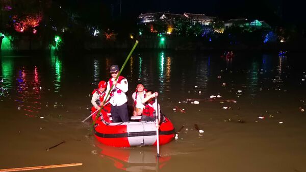 Спасатели ищут людей на месте столкновения двух лодок в городе Гуйлинь, Китай. 21 апреля 2018