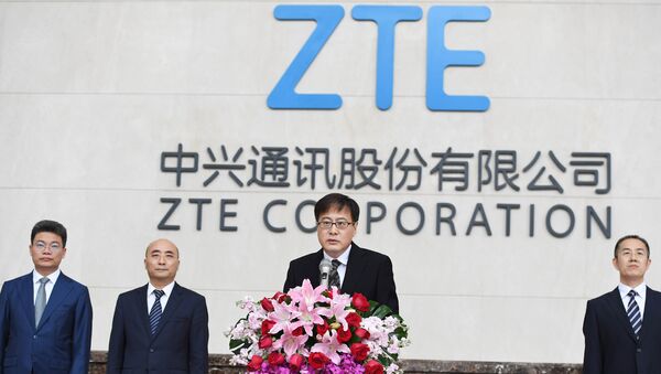 Председатель корпорации ZTE Инь Иминь на пресс-конференции в штаб-квартире ZTE в Шэньчжэне, провинция Гуандун, Китай& 20 апреля 2018