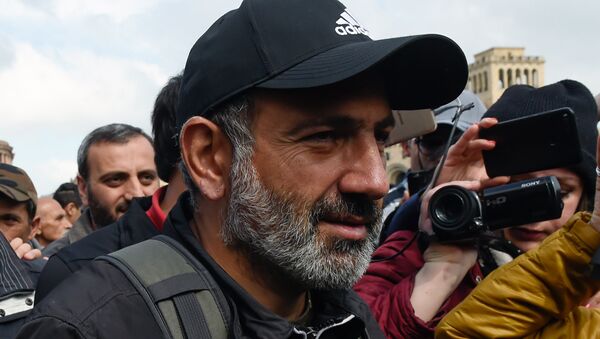 Лидер протестного движения Мой шаг Никол Пашинян на площади Республики в Ереване. 22 апреля 2018