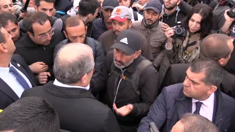Саркисян побеседовал с лидером армянской оппозиции на митинге в Ереване Саркисян побеседовал с лидером армянской оппозиции на митинге в Ереване