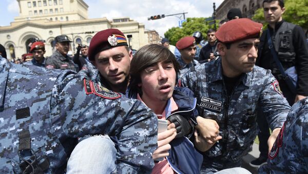 Задержание полицейскими участника акции протеста на площади Республики в Ереване. 22 апреля 2018