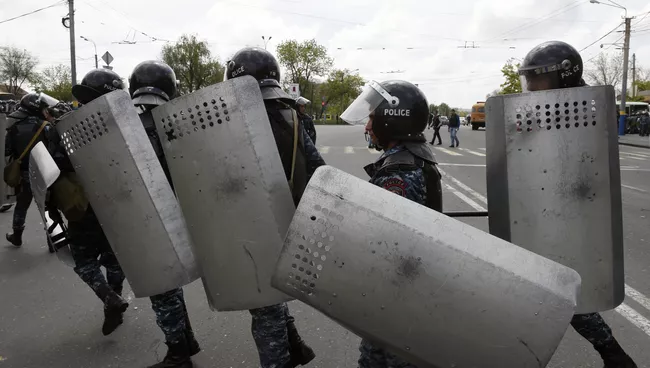 Полицейские на площади Республики в Ереване, где происходят акции протеста участников акций оппозиции. 22 апреля 2018