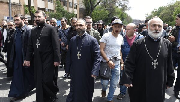 Священнослужители на площади Республики в Ереване, где происходят акции протеста участников акций оппозиции. 22 апреля 2018