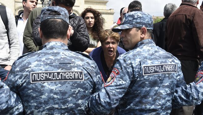 Полицейские на площади Республики в Ереване, где происходят акции протеста участников акций оппозиции. 22 апреля 2018