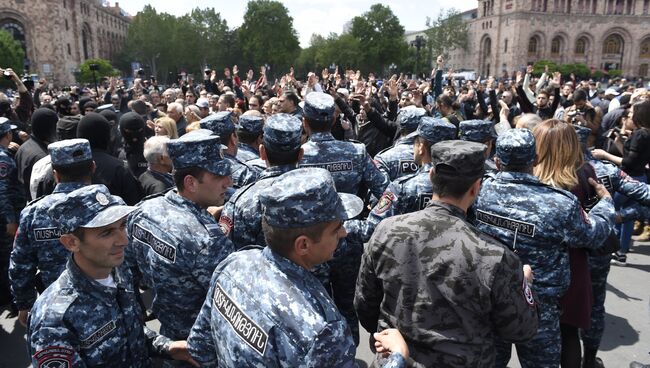 Полицейские на площади Республики в Ереване, где происходят акции протеста участников акций оппозиции. Архивное фото