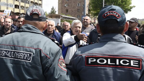 Полицейские на площади Республики в Ереване, где происходят акции протеста участников акций оппозиции. 22 апреля 2018
