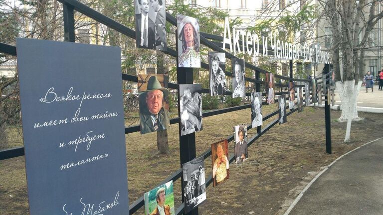 Афиша с главными ролями Олега Табакова в сквере имени Табакова в центре Саратова