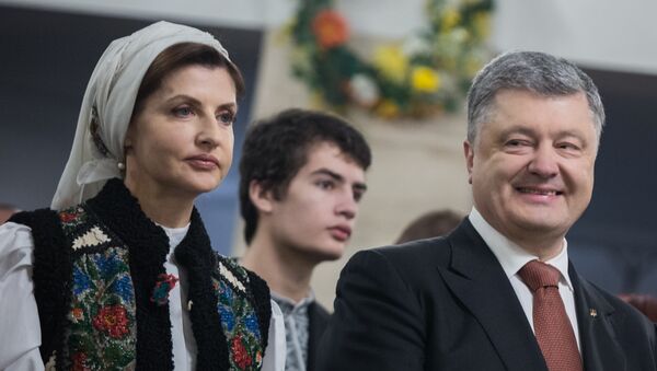 Президент Украины Петр Порошенко с супругой Мариной Порошенко во время праздничного богослужения в Киеве. Архивное фото