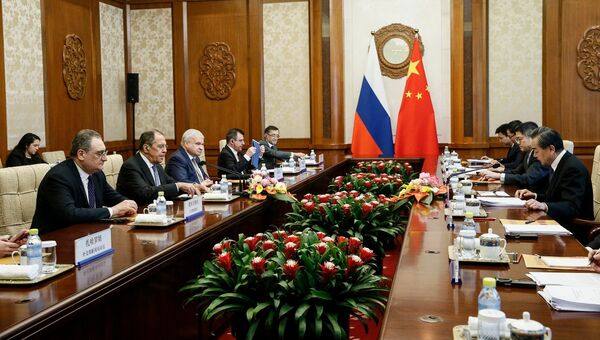 Министр иностранных дел РФ Сергей Лавров и министра иностранных дел Китая Ван И во время переговоров в Пекине. 23 апреля 2018