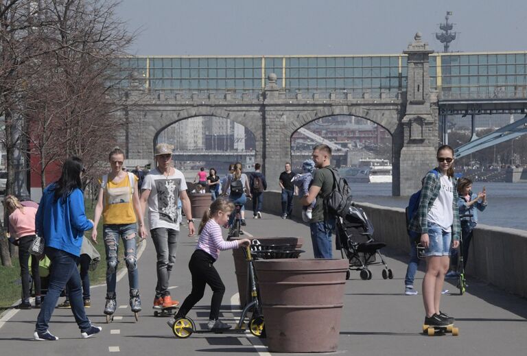 Горожане отдыхают на Фрунзенской набережной в Москве