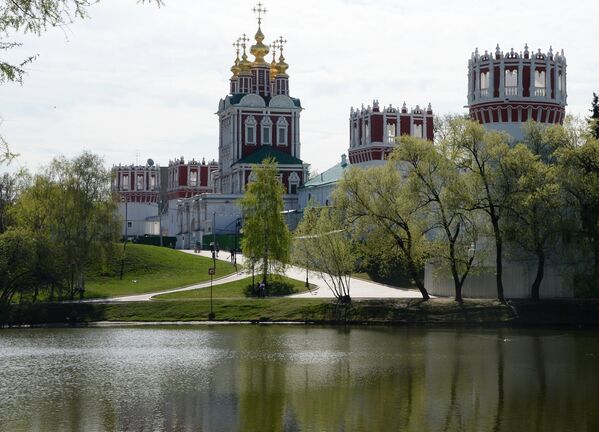 Стены Новодевичьего монастыря в Москве