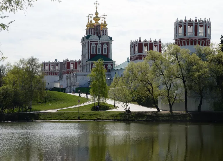 Стены Новодевичьего монастыря в Москве Стены Новодевичьего монастыря в Москве