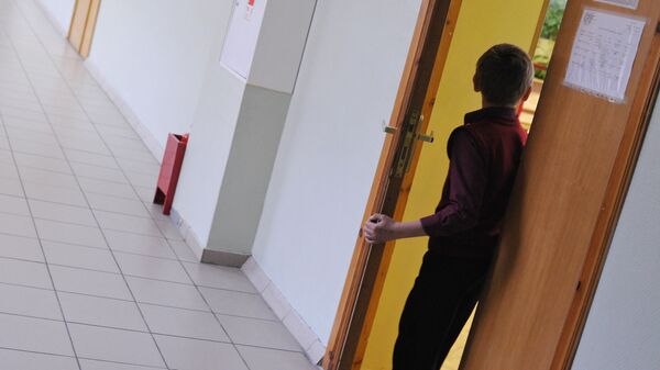 Ученик в школьном коридоре. Архивное фото