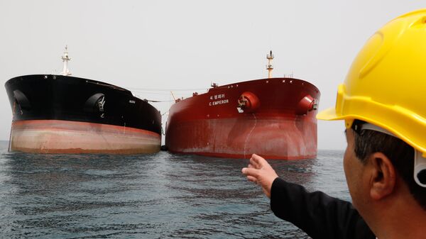Нефтяные танкеры у нефтедобывающей платформы в Иране. Архивное фото