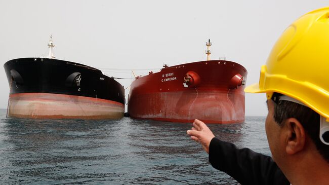 Нефтяные танкеры у нефтедобывающей платформы в районе иранского острова Харк в Персидском заливе. Архивное фото