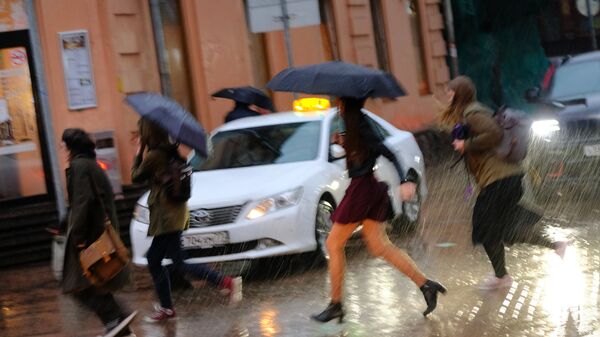 Пешеходы на улице во время дождя