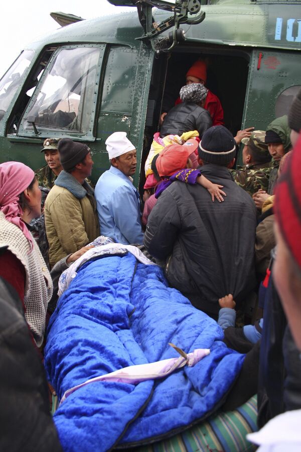 Эвакуация людей из разрушенного землетрясением села Нура в Киргизии