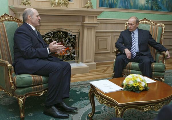 Премьер-министр РФ Владимир Путин во время встречи с президентом Белоруссии Александром Лукашенко в Минске