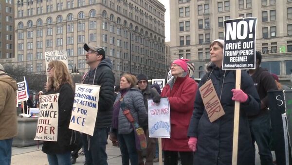 Сотни протестующих в Чикаго вышли на митинг против ударов по Сирии