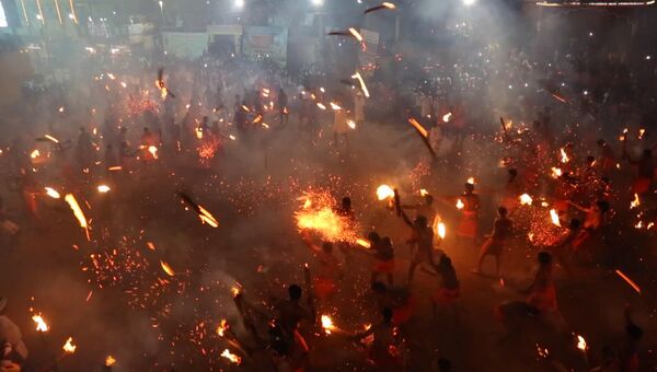 Индусы устроили перестрелку горящими факелами на огненной битве в Кейтиле