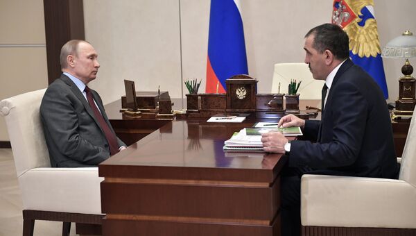 Президент РФ Владимир Путин и глава Ингушетии Юнус-Бек Евкуров во время встречи. 23 апреля 2018